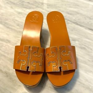 LIKE NEW - Tory Burch Ines 80mm Leather Wedge Slide in Tan/Spark Gold SIZE 6.5